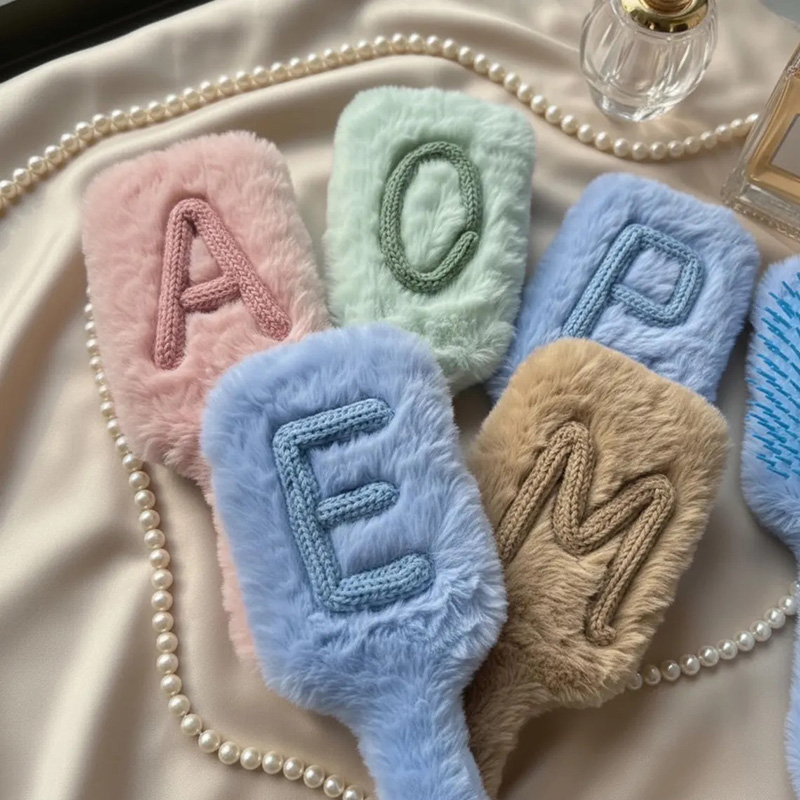 Custom Plush Hairbrush Knitted - Hair Care Gift recension och pris